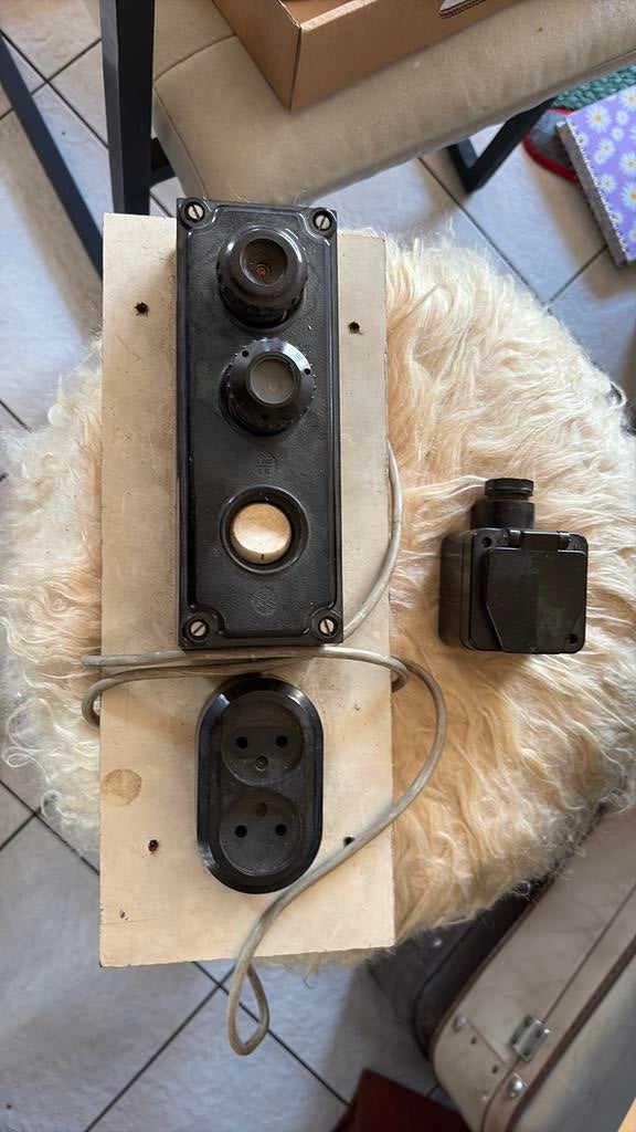 Bakeliet wandcontactdoos stoppenkast en stopcontact, Ophalen of Verzenden