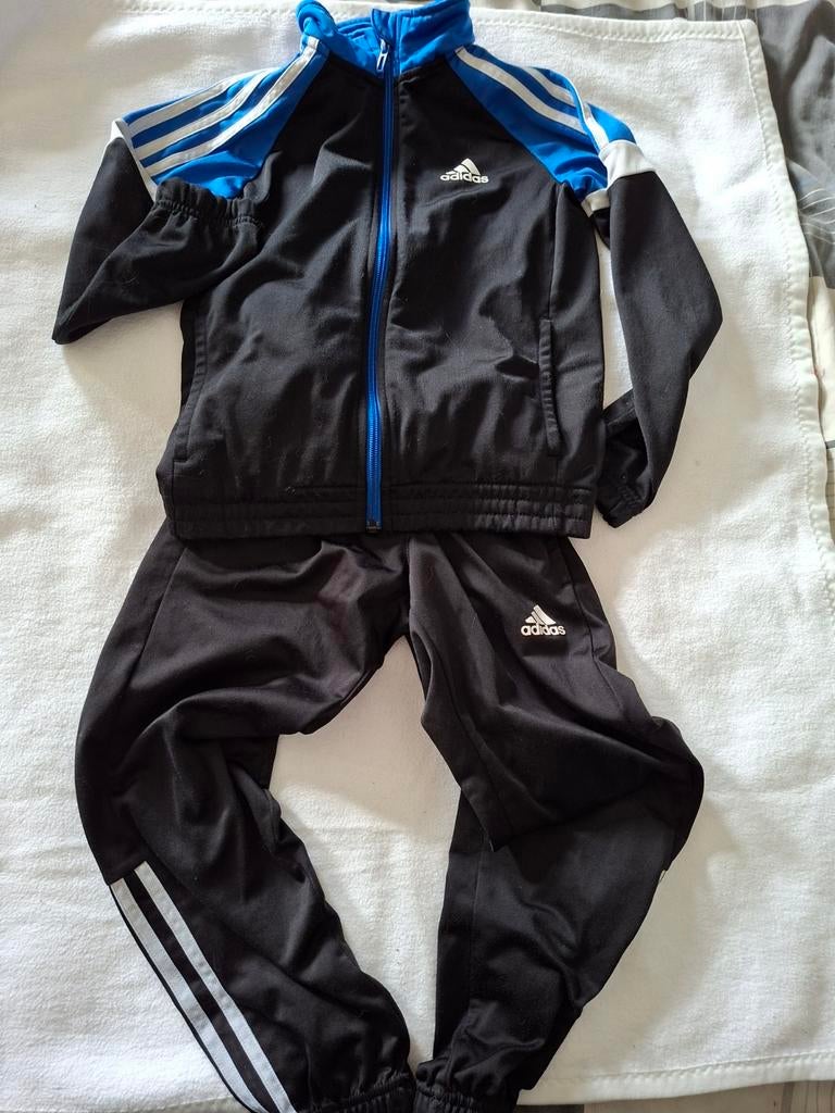 Adidas trainingspak maat 128 - Zwart/Blauw, Kinderen en Baby's, Kinderkleding | Maat 128, Ophalen of Verzenden