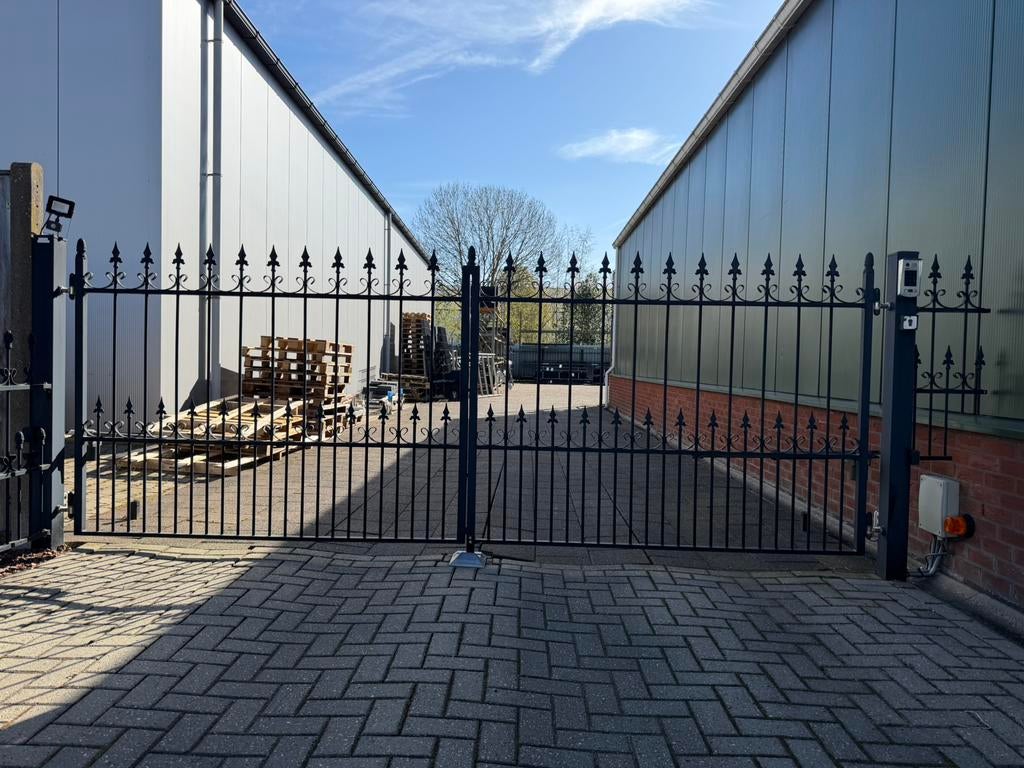 Dubbele elektrische draaipoort zwart 150x400 cm compleet, Tuin en Terras, Tuinpoorten, Ophalen, Gebruikt, Staal, Info@momanhekwerk.nl