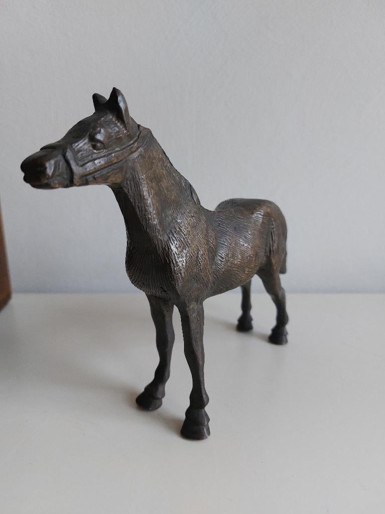 Antiek bronzen sculptuur van een staand veulen paard, Ophalen, Brons