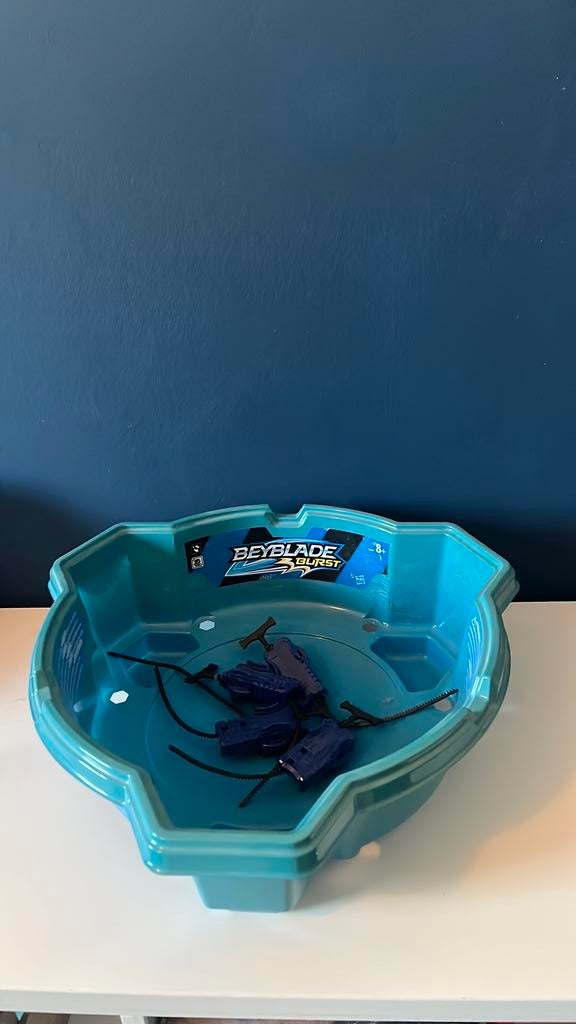 Beyblade bak met 4 launchers!, Verzamelen, Ophalen of Verzenden, Gebruikt