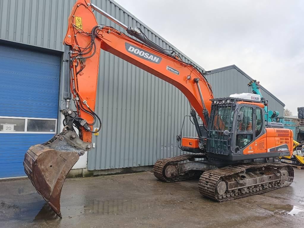 Doosan DX 225 LC-5 tracked excavator bagger ketten 2018, Graafmachine