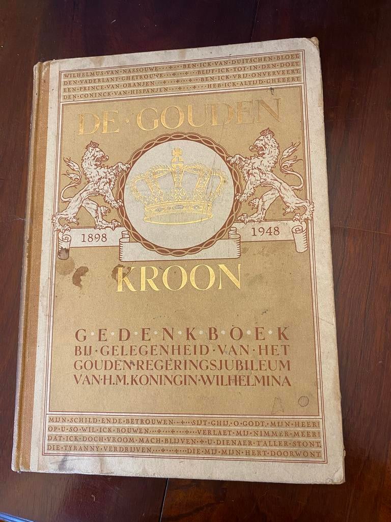 De Gouden Kroon - Gedenkboek Koningin Wilhelmina, Boeken, Ophalen of Verzenden, 20e eeuw of later, Gelezen