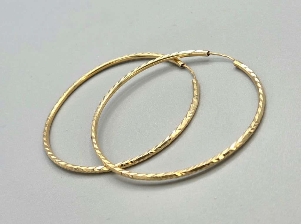 Gouden gediamanteerde bewerkte creolen. 202/154.