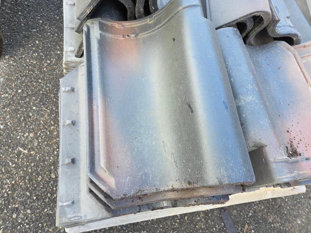 18 m2 Dakpannen + gevels en nokvorsten  - nr: D102, Ophalen, Steen of Klei, Zwart, 15 m² of meer