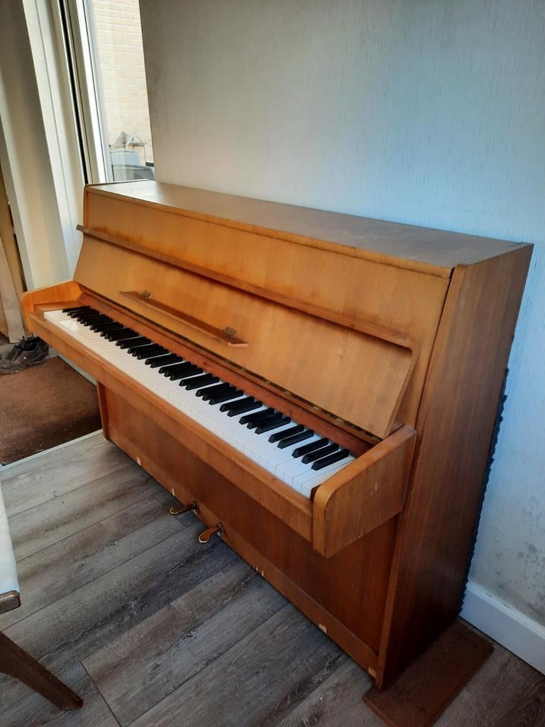 Gebruikte lindbergh piano, elk jaar gestemd mooi geluid, Muziek en Instrumenten, Piano's, Ophalen, Gebruikt, Bruin, Piano