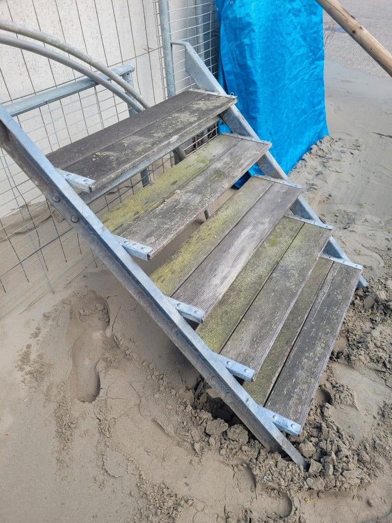 Stalen trap met houten trede., Ophalen, Gebruikt, Minder dan 2 meter