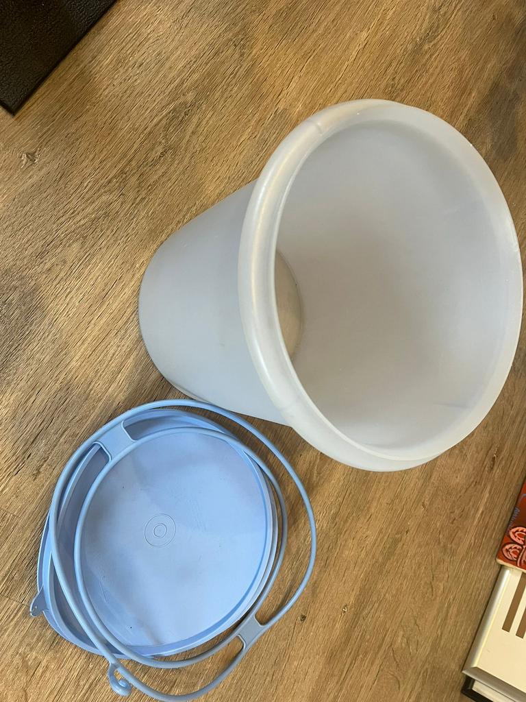 Tupperware wasemmer wit met blauwe deksel, Huis en Inrichting, Keuken | Tupperware, Ophalen, Zo goed als nieuw, Wit, Overige typen