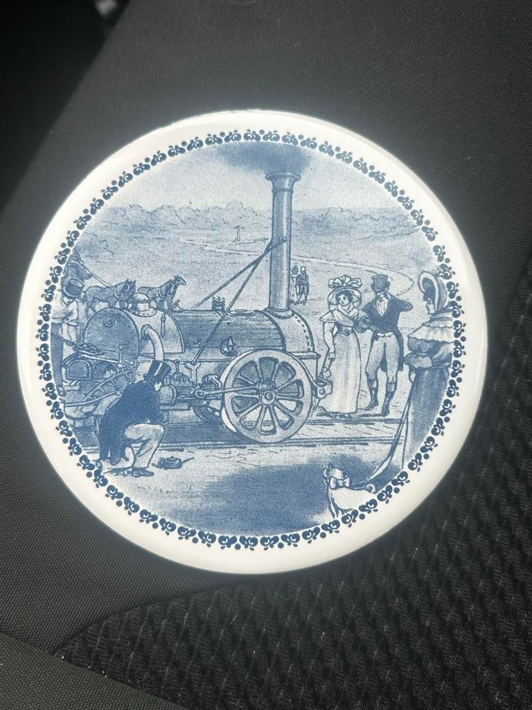 Ronde tegel met stoomlocomotief en figuren, H&R Johnson, Antiek en Kunst, Antiek | Wandborden en Tegels, Ophalen