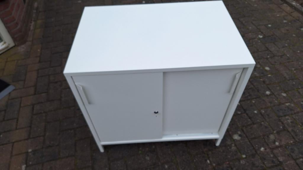 Witte archiefkast met schuifdeuren, Huis en Inrichting, Kasten | Roldeurkasten en Archiefkasten, Ophalen, Gebruikt, Minder dan 100 cm