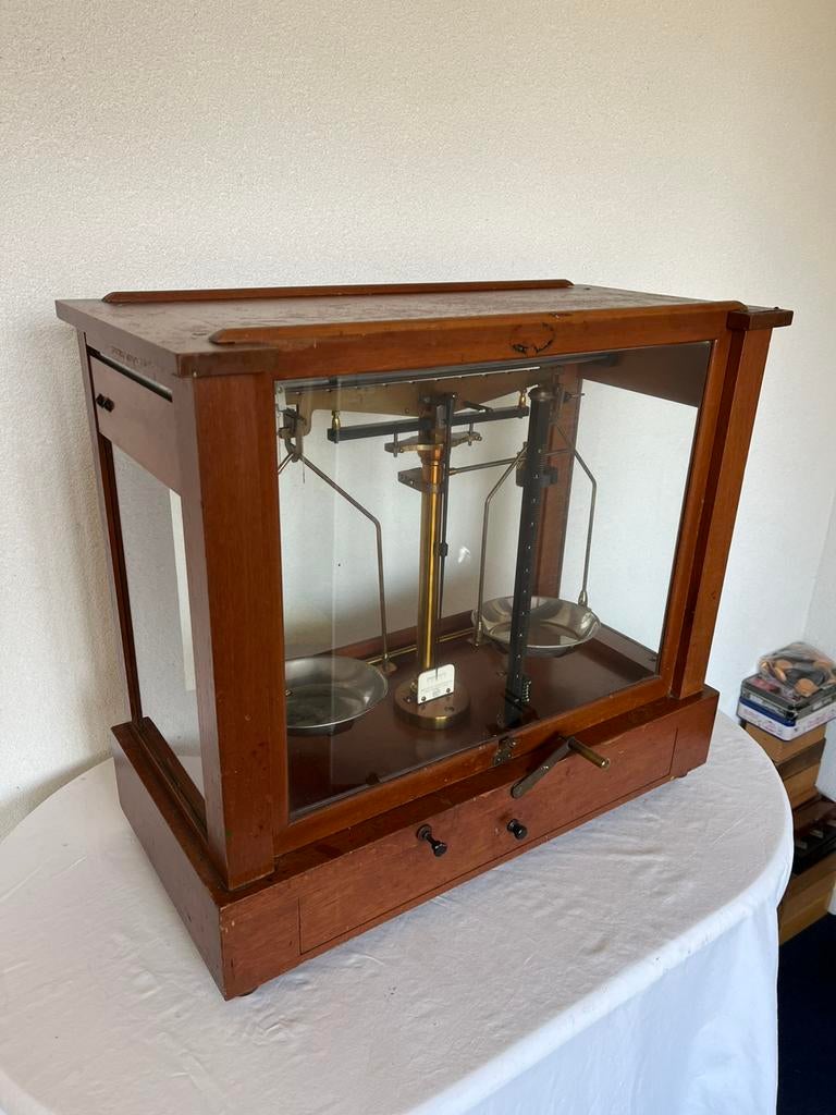 Antieke Seederer-Kohlbusch Laboratoriumweegschaal Vitrine, Antiek en Kunst, Antiek | Gereedschap en Instrumenten, Ophalen of Verzenden