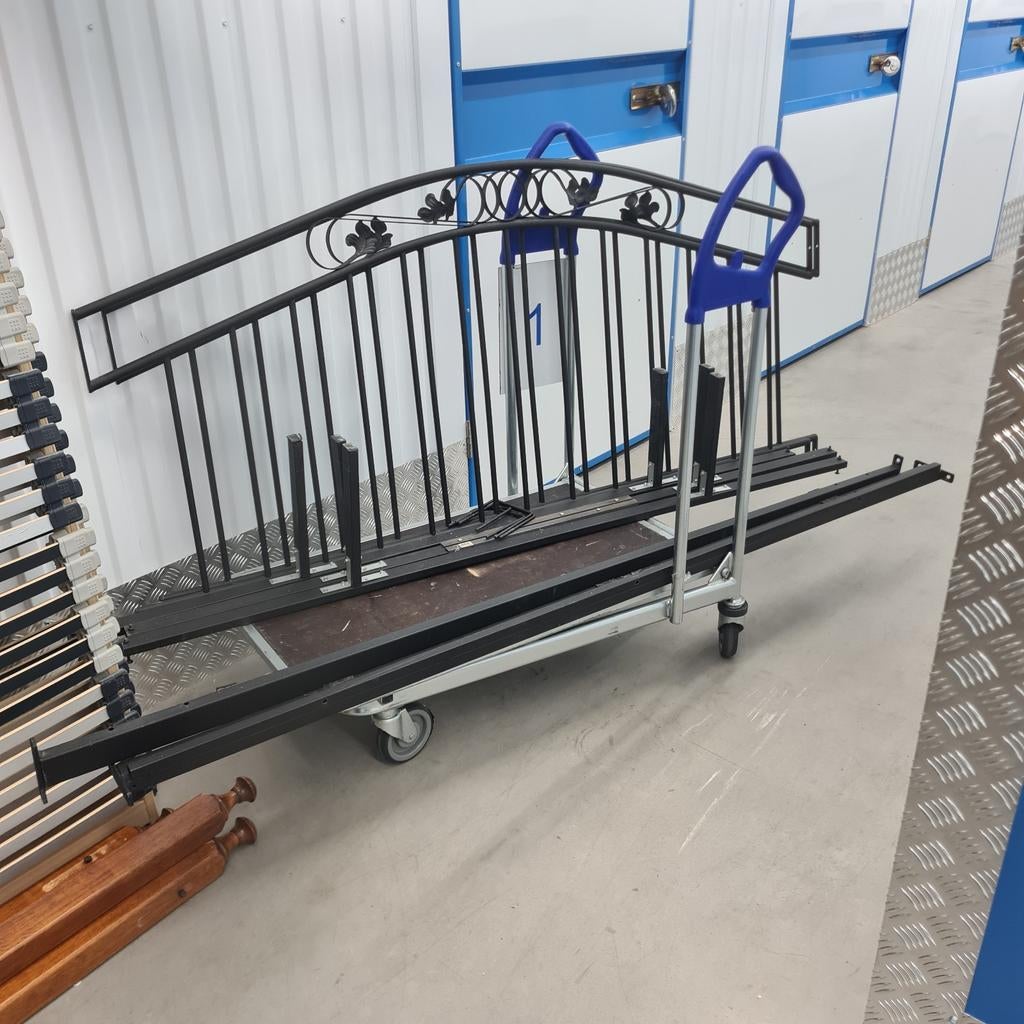 Mooi metalen bed 180x200 met lattenbodems, Ophalen, Zwart, Tweepersoons, Zo goed als nieuw