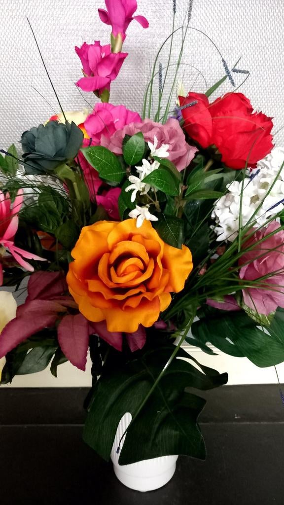 Mooie grote bos kunstbloemen in witte vaas, Ophalen of Verzenden, Zo goed als nieuw, Binnen