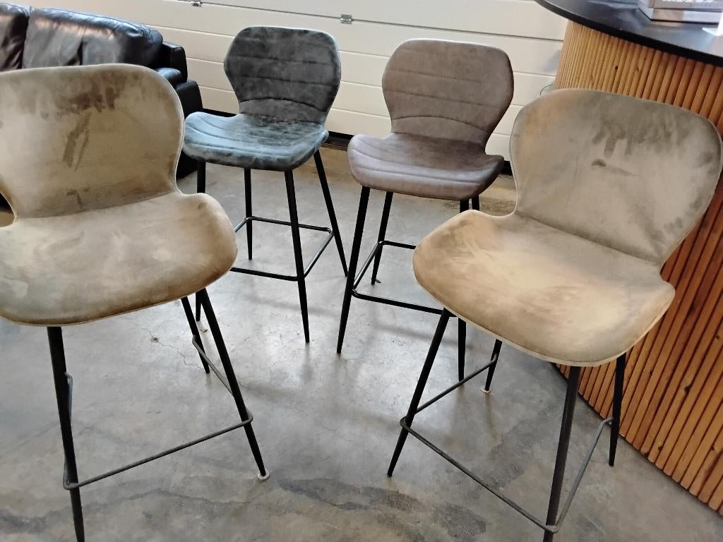 Vier barkrukken, heel netjes, 40= per stuk. 2e paasdag open!, Ophalen, 60 tot 90 cm, Zo goed als nieuw, Metaal