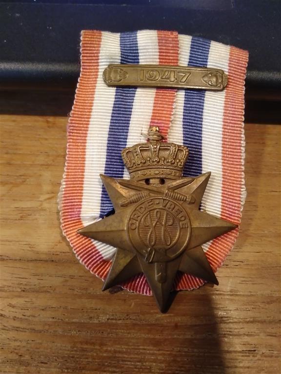 KNIL medaille met spange 1947, Verzamelen, Militaria | Algemeen, Ophalen of Verzenden, Landmacht, Nederland, Lintje, Medaille of Wings