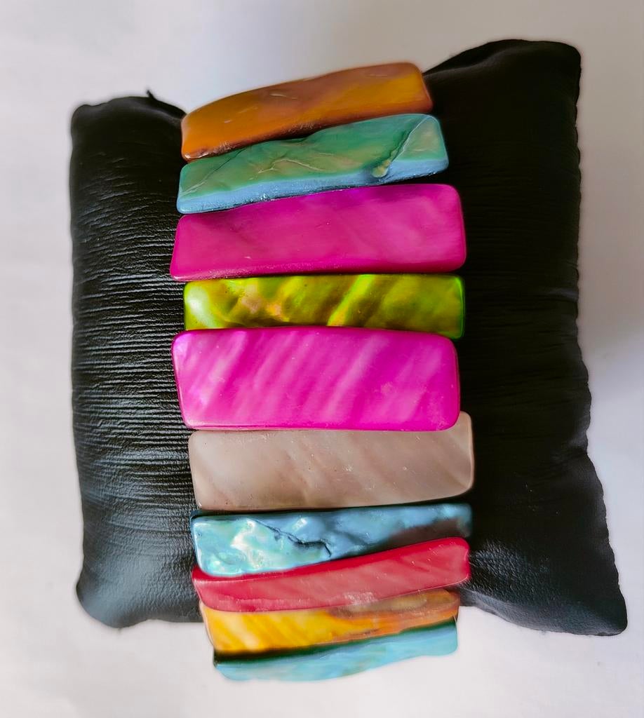 Parelmoer diverse kleuren elastische schelp armband, Ophalen of Verzenden, Zo goed als nieuw