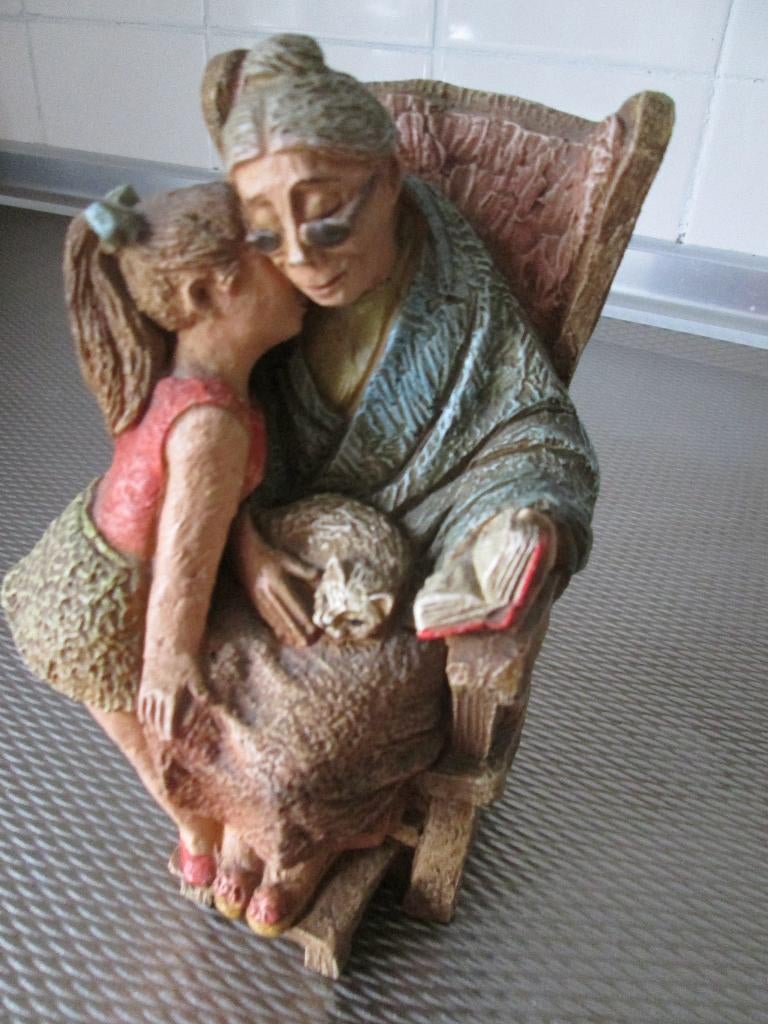 Mooi, Apart Stenen beeld 18 cm. Oma met kind made in Holland, Ophalen of Verzenden