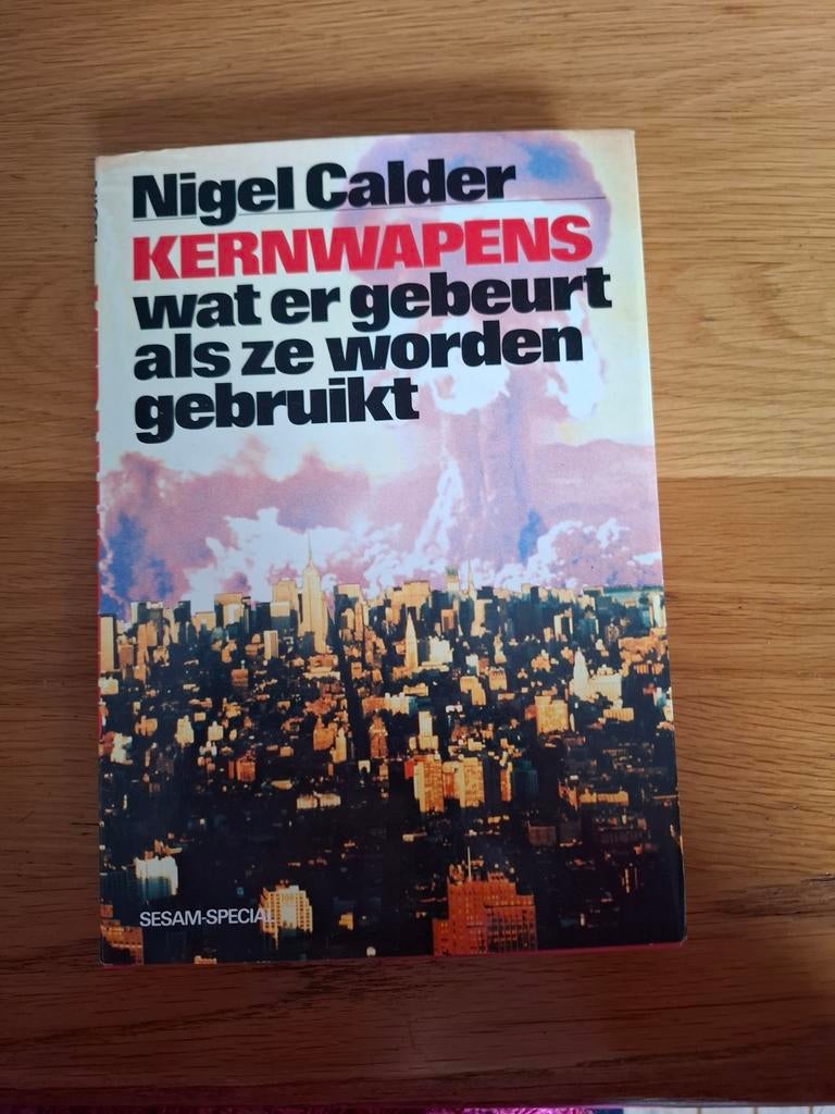 Kernwapens - Nigel Calder - Sesam Uitgeverij, Nigel Calder, Ophalen of Verzenden, Zo goed als nieuw, 1945 tot heden
