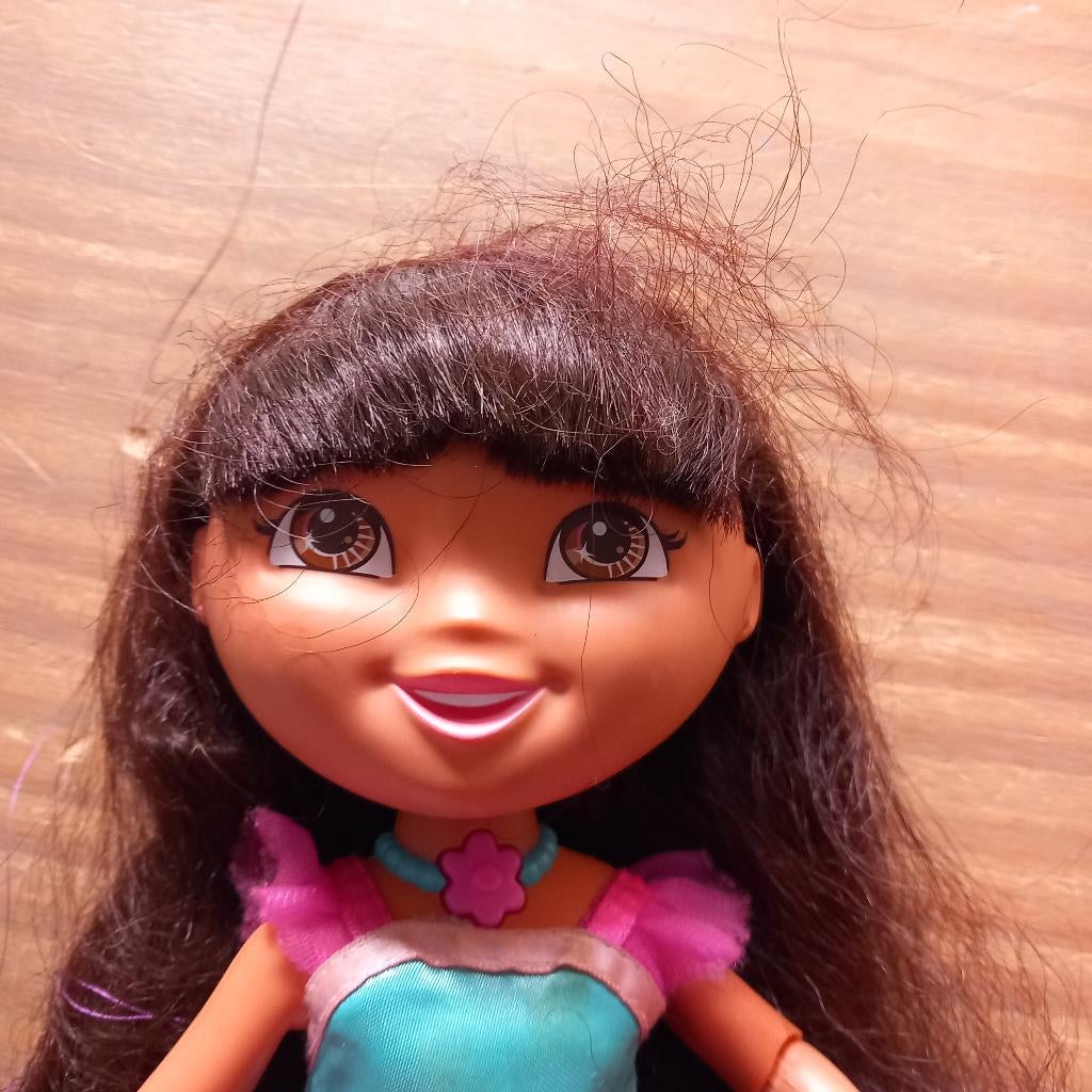 dora pop van 30 cm met mooi lang haar, Kinderen en Baby's, Speelgoed | Poppen, Zo goed als nieuw, Babypop, Ophalen of Verzenden