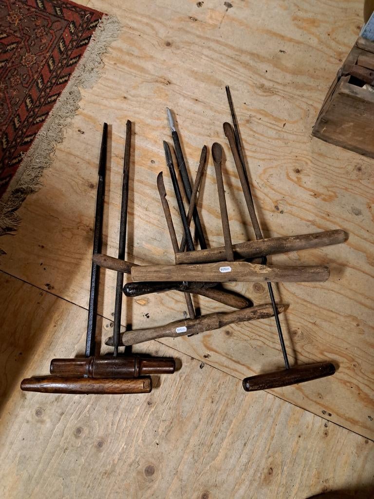 Klompenmakers gereedschap, Ophalen