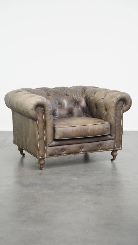 Grijze rundleren chesterfield clubfauteuil in Engelse stijl, Huis en Inrichting, Ophalen, Klassiek, Engels, Gebruikt, .