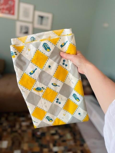 Stof geel grijs met print vintage retro jaren 70, Hobby en Vrije tijd, Stoffen en Lappen, 120 cm of meer, Geel, Nieuw, Ophalen of Verzenden