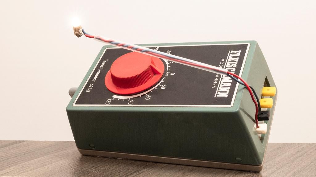 FLM: 6730  Trafo voor rijspoor en/of licht  H0-N spoor, Hobby en Vrije tijd, Modeltreinen | H0, Gebruikt, Transformator of Voeding