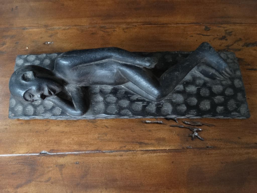 Zwart houten beeld liggende naakte mans figuur, Antiek en Kunst, Kunst | Beelden en Houtsnijwerken, Ophalen