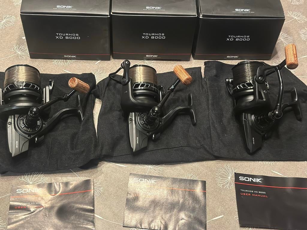 Sonik Tournos XD 8000 Molens - Set van 3 plus 3 hengels, Ophalen of Verzenden, Zo goed als nieuw, Molen