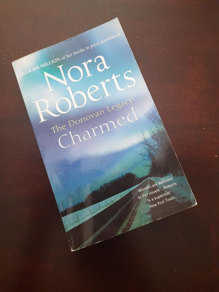 Nora Roberts - the Donavan legacy, charmed English, Boeken, Ophalen of Verzenden, Zo goed als nieuw