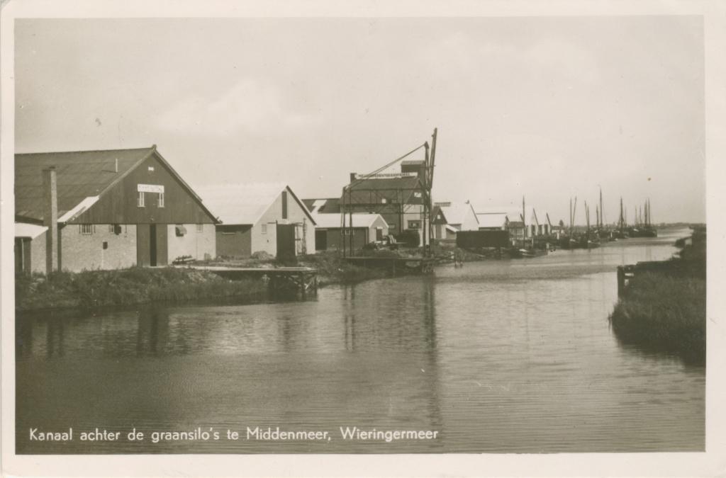 Fotokaart middenmeer, Kanaal achter de graansilo's., Ophalen of Verzenden, 1940 tot 1960, Gelopen, Noord-Holland