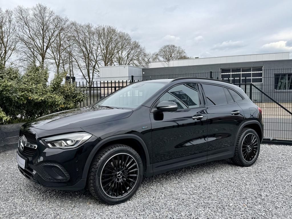 Mercedes-Benz GLA 250e Luxury LED|Camera|Sfeer|Leer Zwart, Gebruikt, Met garantie (alle), Leder en Stof, Zwart