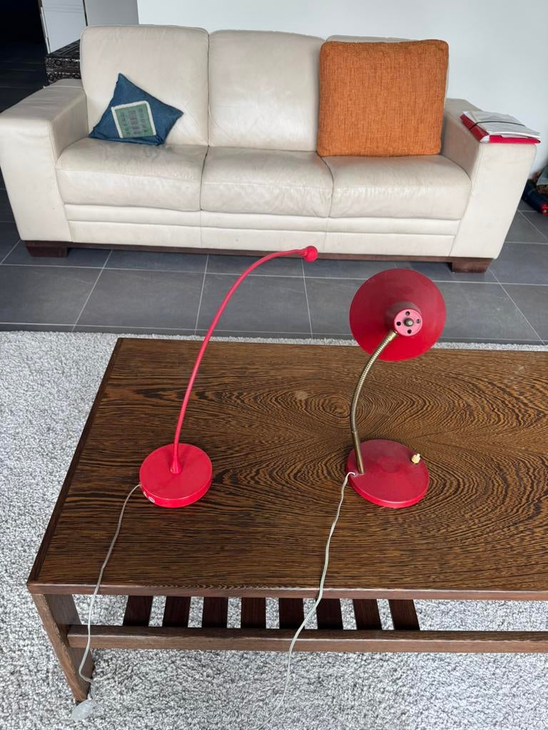 Twee rode bureaulampjes, Huis en Inrichting, Lampen | Tafellampen, Ophalen, Gebruikt, Minder dan 50 cm