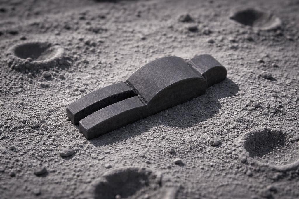 Fallen astronaut replica. 1971. Man in space. Aluminium., Verzenden