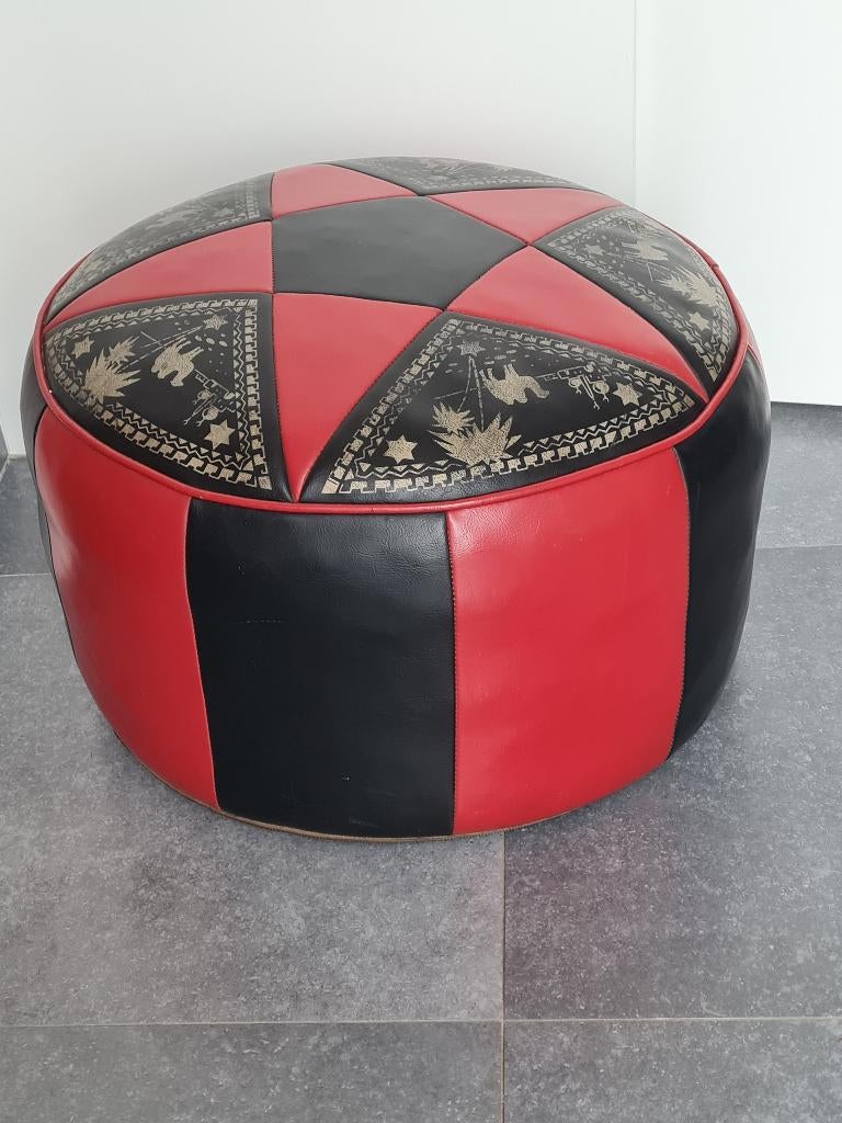 Ronde vintage poef / rood-zwart met gouden bedrukking, Verzamelen, Retro, Ophalen of Verzenden, Huis en Inrichting