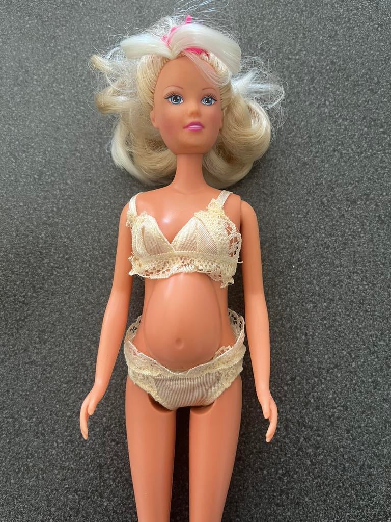 Barbie: Steffie (zwanger)  met baby en wieg en slaapkamer, Ophalen of Verzenden, Zo goed als nieuw, Babypop