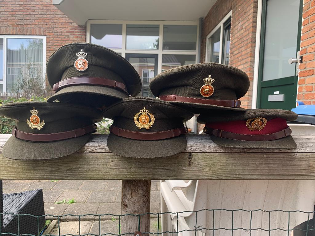 Vijf oude koninklijke landmacht leger petten, Verzamelen, Ophalen, Landmacht, Nederland, Helm of Baret