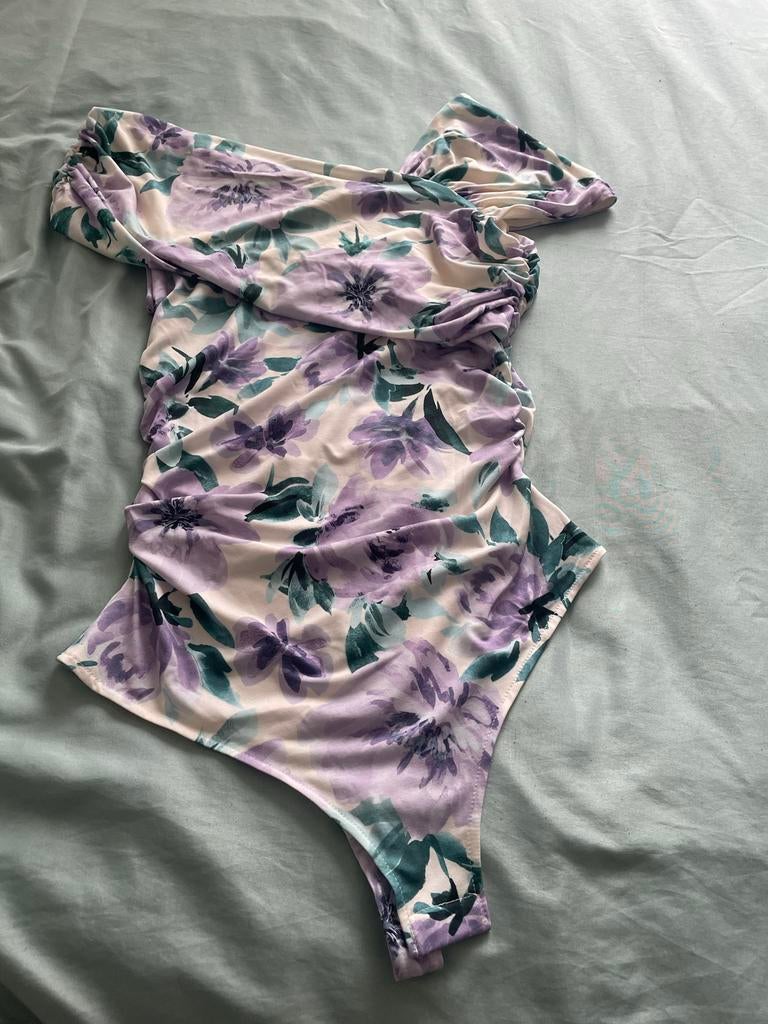 H&M Bloemenprint Off-Shoulder Body - Maat S, Kleding | Dames, Paars, Nieuw, Ophalen of Verzenden, Maat 36 (S)
