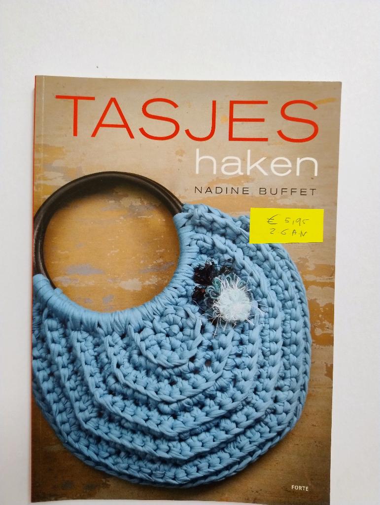 Haakboek 10 Tasjes haken, Ophalen of Verzenden, Zo goed als nieuw, Haken, Patroon of Boek