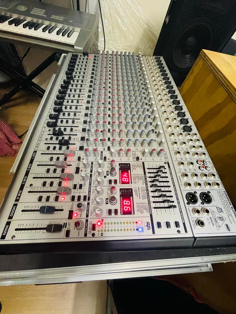 Behringer EURODESK SL2442FX-PRO Mengpaneel, Ophalen of Verzenden, Zo goed als nieuw, 20 kanalen of meer, Microfooningang
