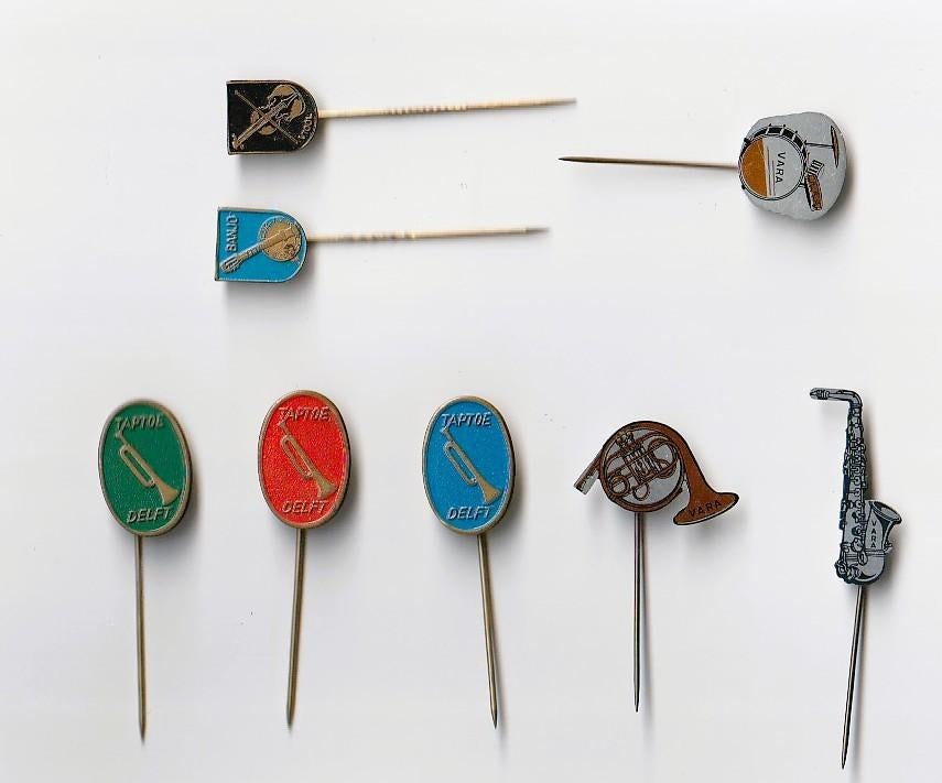 8 verschillende speldjes met muziekinstrumenten, Ophalen of Verzenden, Gebruikt, Overige onderwerpen, Speldje of Pin