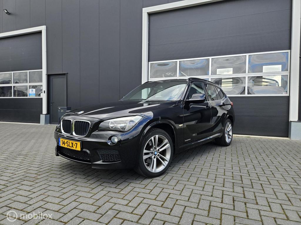 BMW X1 sDrive20i 184PK M-Pakket 2011 | 18'' | PDC | NL AUTO, Auto's, X1, Euro 5, Achterwielaandrijving, Zwart