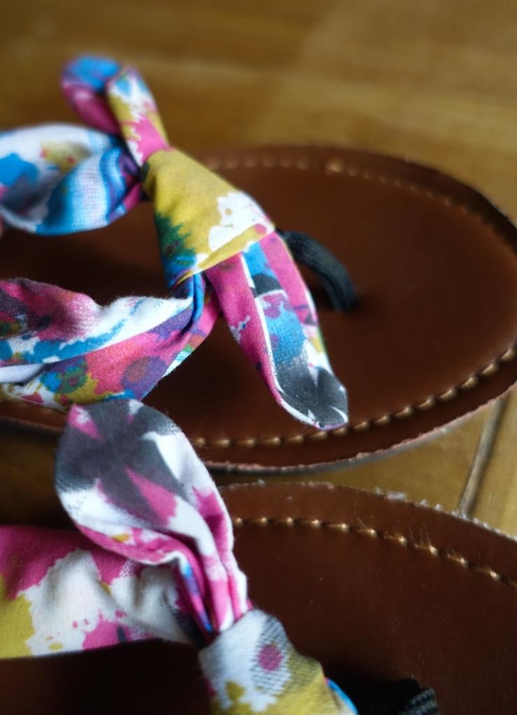 nieuw - fleurige teen slippers - maat 40 - leren binnenzool, Slippers, Nieuw, Ophalen of Verzenden, Roze