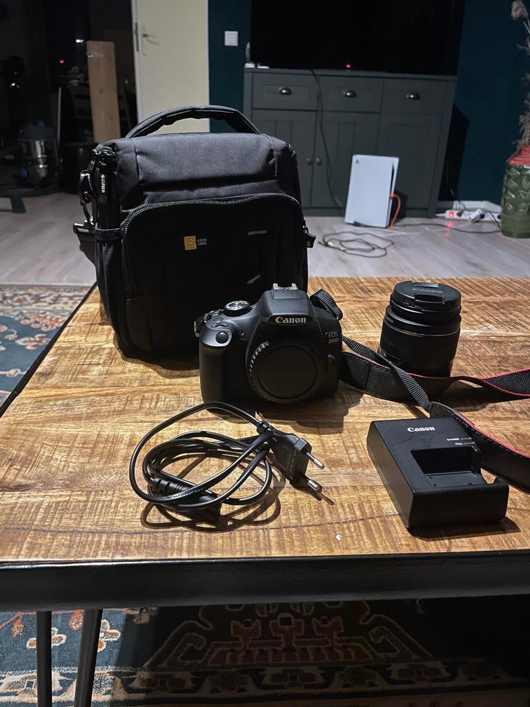 Canon EOS 2000D met cameratas van Case Logic, Ophalen, Spiegelreflex, Canon, Zo goed als nieuw