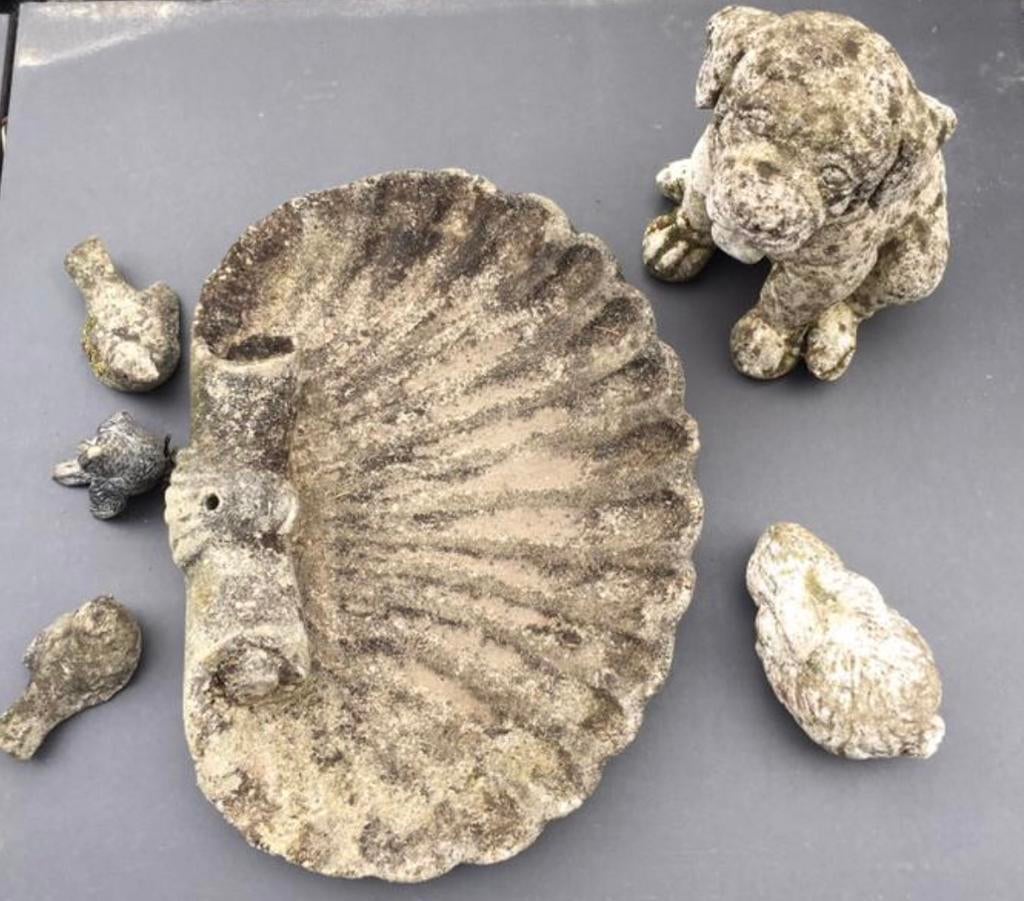 Tuinbeelden van beton: hond, schelp en vogels tuindecoratie, Ophalen of Verzenden, Gebruikt, Beton, Dierenbeeld