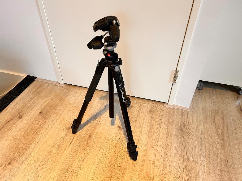 Manfrotto klassiek statief met balhoofd, Audio, Tv en Foto, Fotografie | Statieven en Balhoofden, Ophalen, Driepoot, Zo goed als nieuw