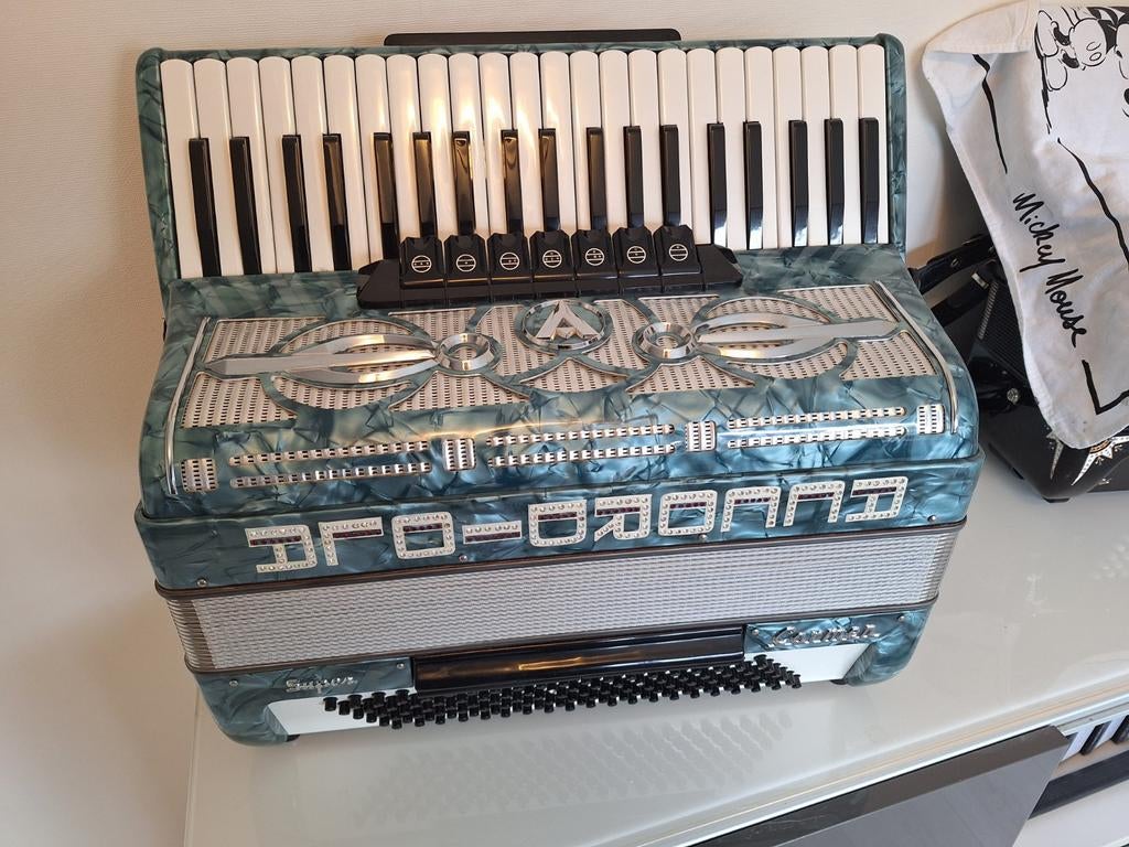 Accordiola Super Carmen - 120 bas, 4 korig, Muziek en Instrumenten, Accordeons, Ophalen, Gebruikt, Toetsaccordeon, Accordiola
