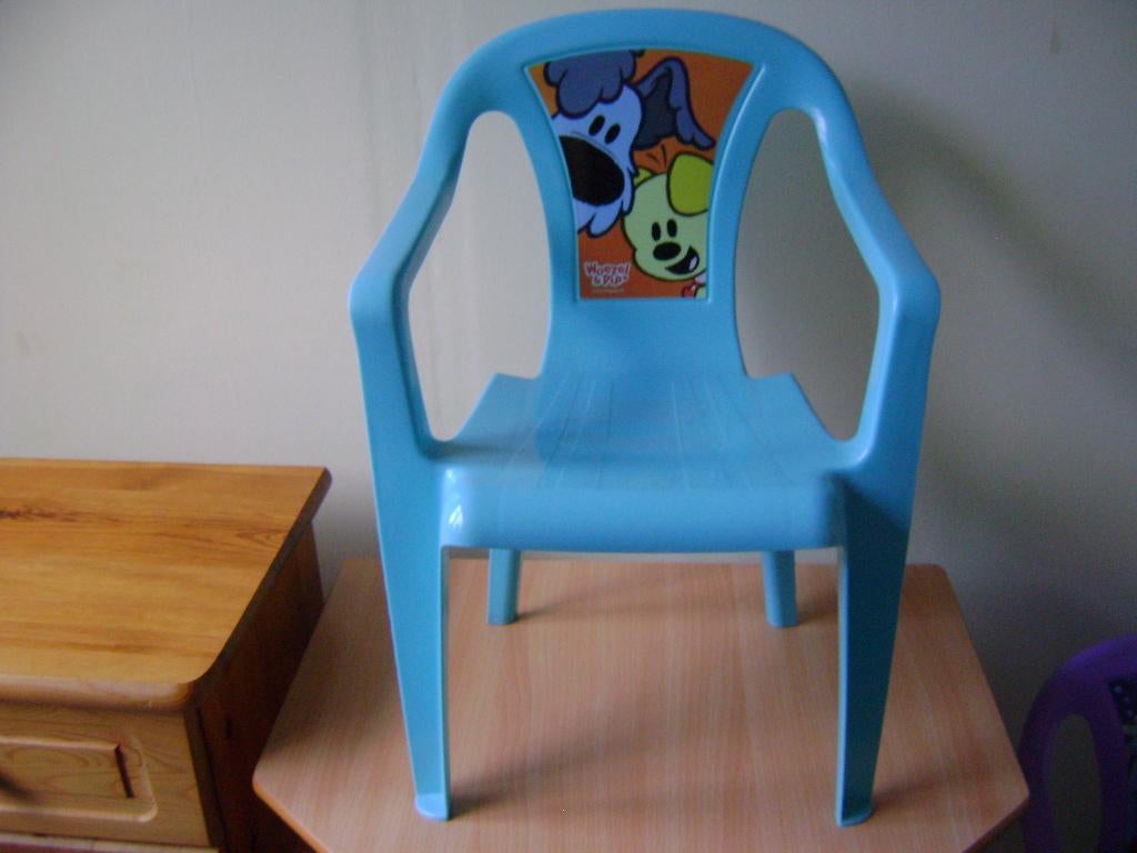 kunststof kinderstoel woezel&pip, Kinderen en Baby's, Kinderkamer | Tafels en Stoelen, Ophalen, Zo goed als nieuw, Stoel(en)