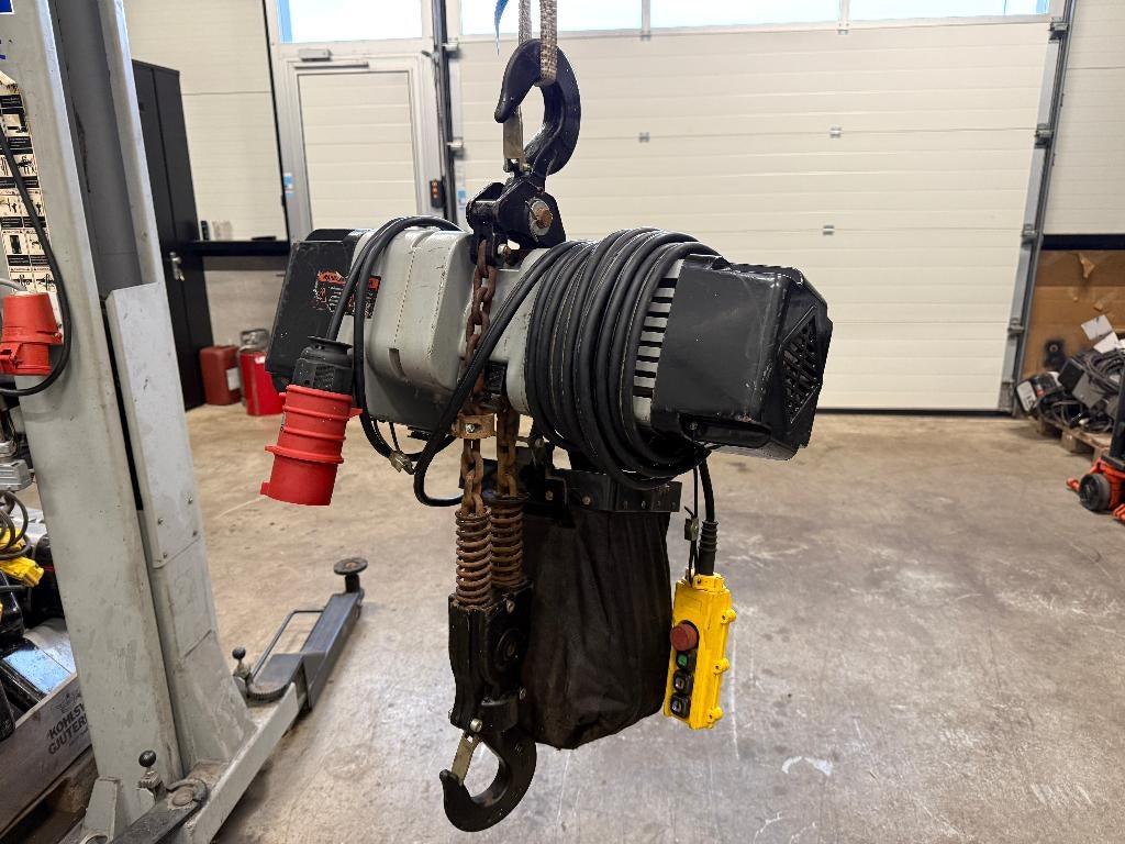 Elektrische kettingtakel Delta 2000kg - 9,5m hijshoogte, Ophalen, Gebruikt, Elektrisch