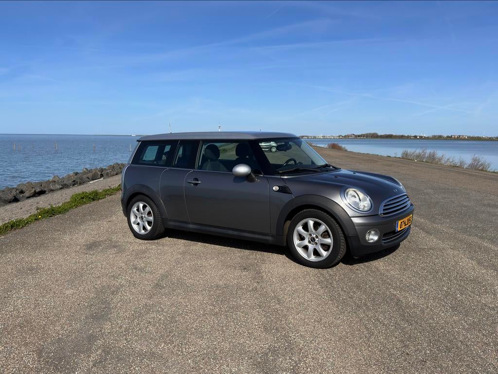 Mini Clubman 1.6 Cooper 2009 Zilver met wit dak 2e eigenaar., Auto's, Mini, Voorwielaandrijving, Stof, 4 cilinders, 4 stoelen